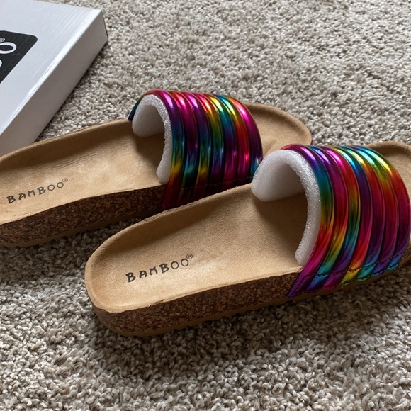 Bamboo Rainbow Slides 🌈 Size 7 - Picture 4 of 4